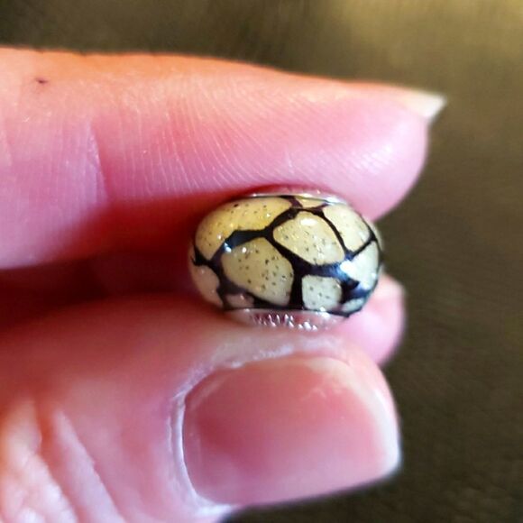 Black and white charm   - Picture 1 of 1